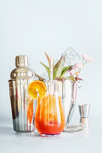 黄色橙色长饮料,冰块橙色水果切片璃鸡尾酒吧餐具桌子上的轻背景与图片