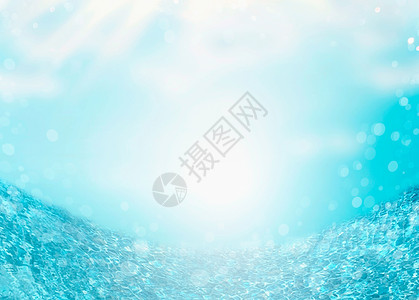 蓝天背景下的海水海水与太阳光暑期背景图片