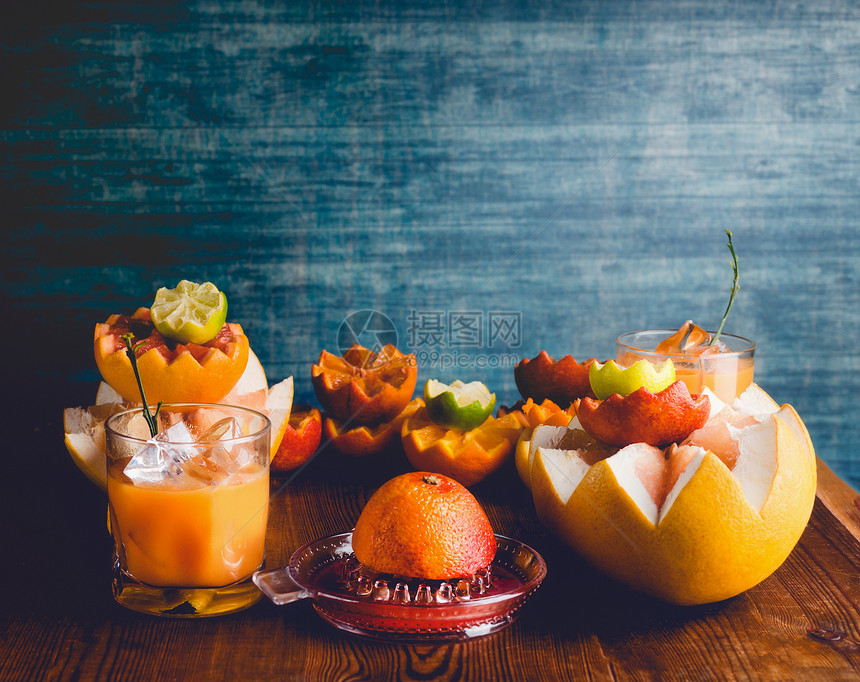 柑橘汁璃柑橘挤压桌子上与各种热带柑橘类水果黑暗的墙壁背景维生素C健康饮料柚子,橘子,柠檬,石灰柚子图片