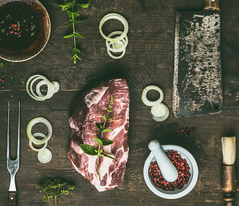 生牛排与新鲜草药,烧烤简单的腌料厨房用具乡村木制背景,顶部视图烤架准备图片