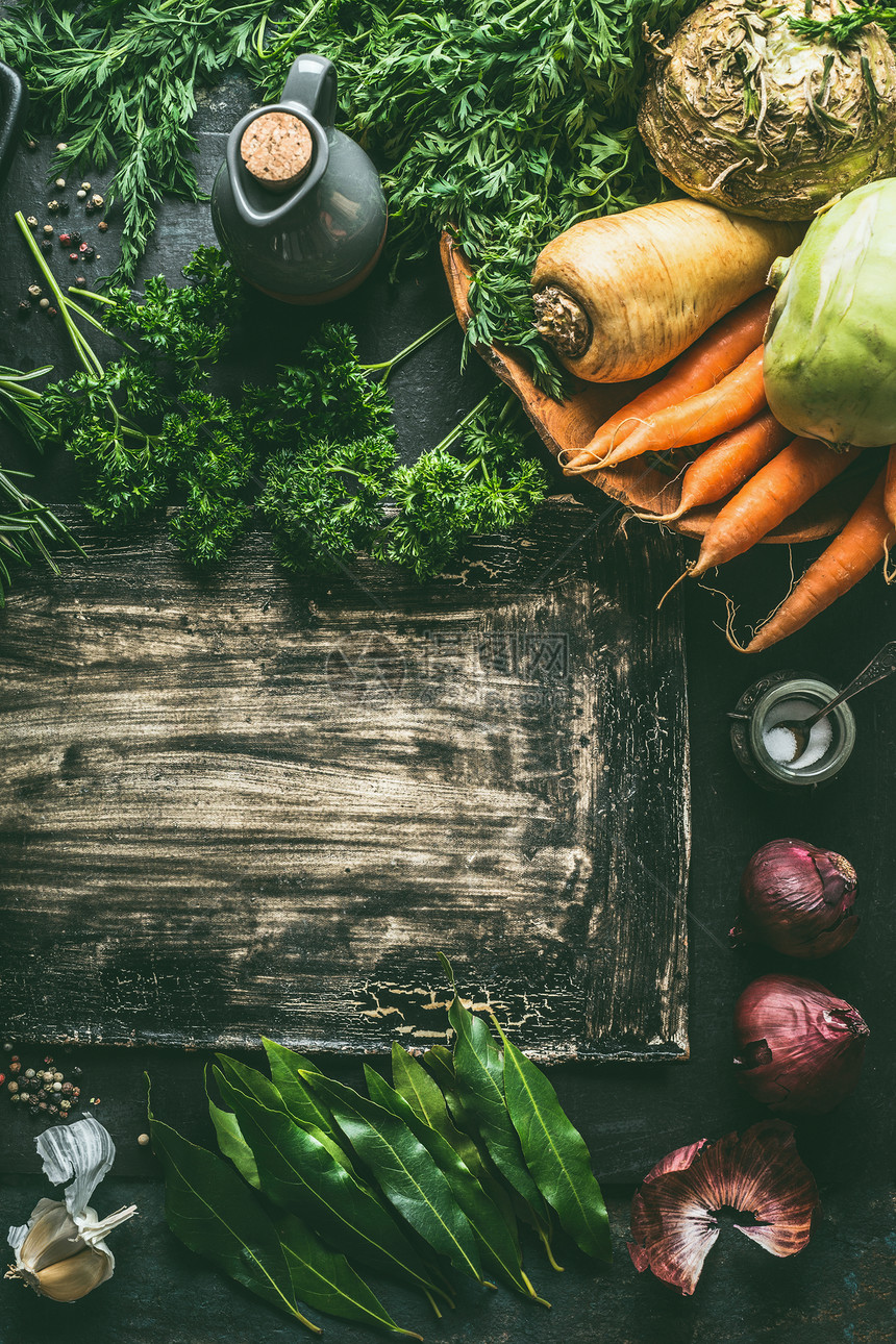 根蔬菜成分黑暗的厨房桌子背景与草药香料,顶部视图素食烹饪饮食健康的食物图片