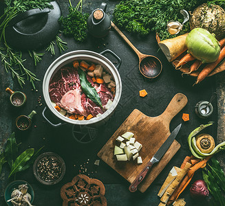 烹饪锅中的生肉厨房的桌子背景与蔬菜,调味品厨房用具,顶部视图平躺肉菜食谱肉汤,肉骨汤烹饪准备背景图片