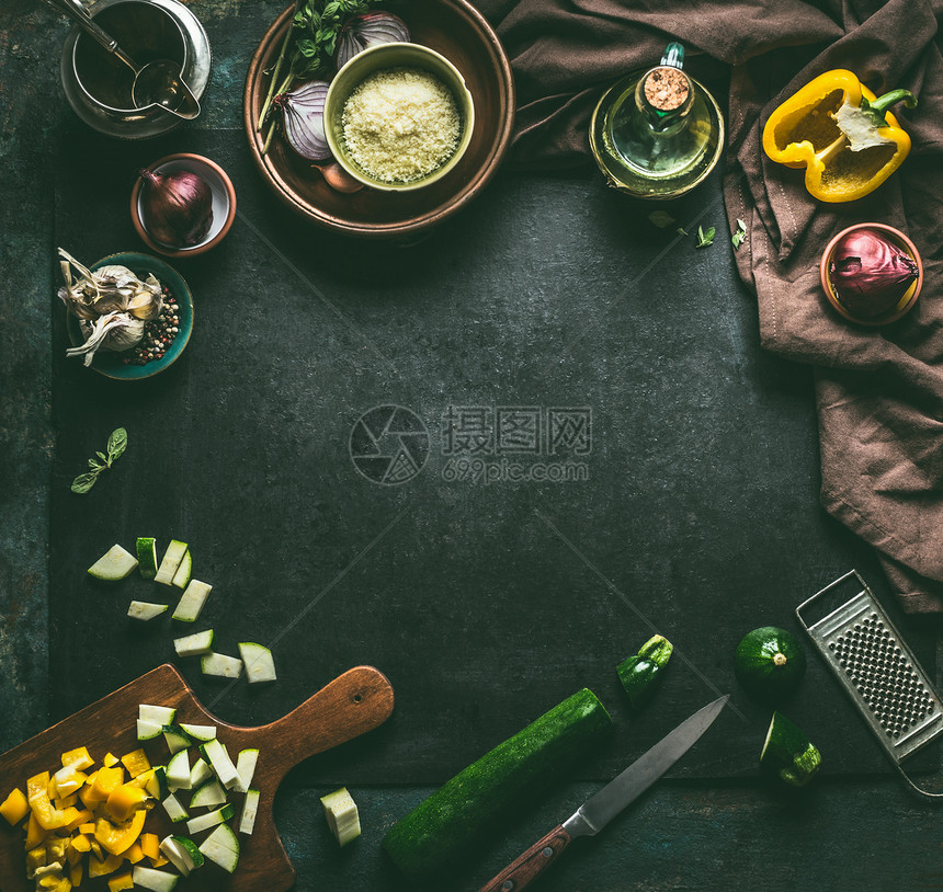 黑暗的乡村食品背景与蔬菜草药黑暗的乡村厨房桌子背景与配料器皿,顶部的视图烹饪,食谱饮食框架图片