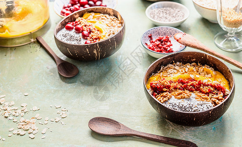 早餐冰沙碗椰子壳,燕麦片浆果坚果夏季健康饮食,素食早餐图片