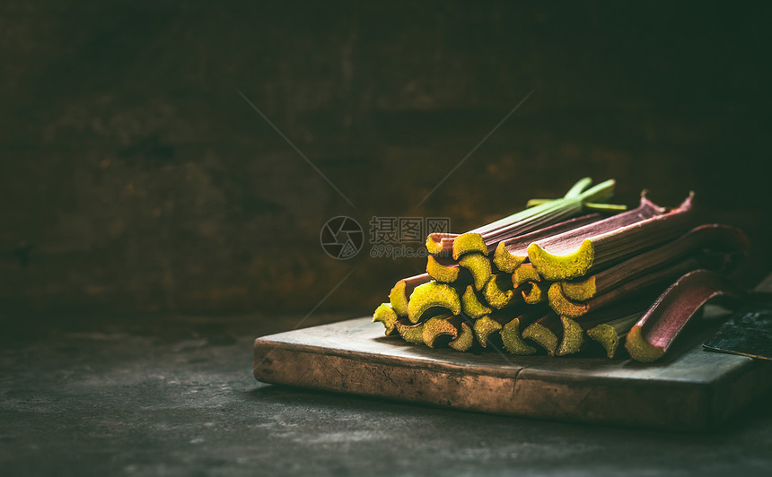 大黄茎黑暗的乡村厨房桌子上季节机食品健康的饮食烹饪图片