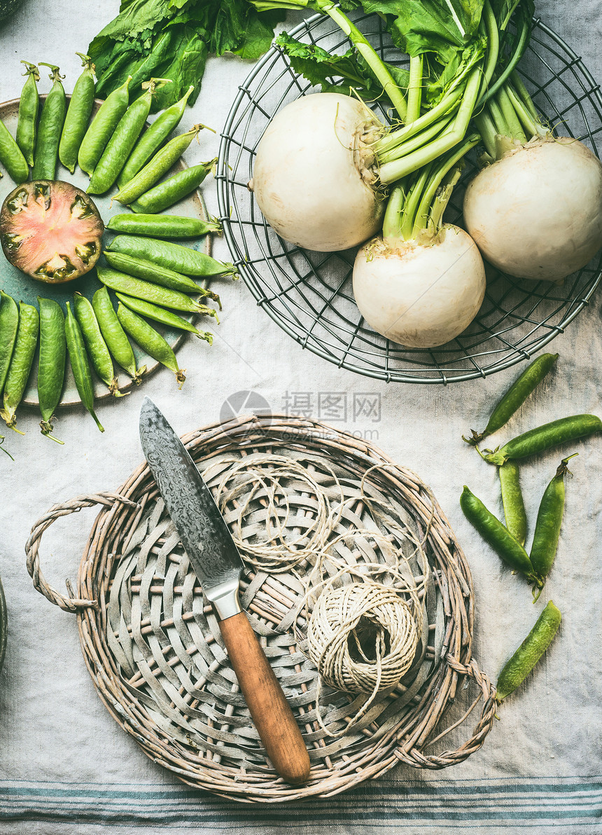 厨房桌子上的新鲜蔬菜,带柳条托盘刀,顶部视图健康食品饮食理念酮古饮食图片
