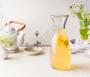 加白茶柑橘柠檬水饮料白色厨房桌子上夏季饮料的图片