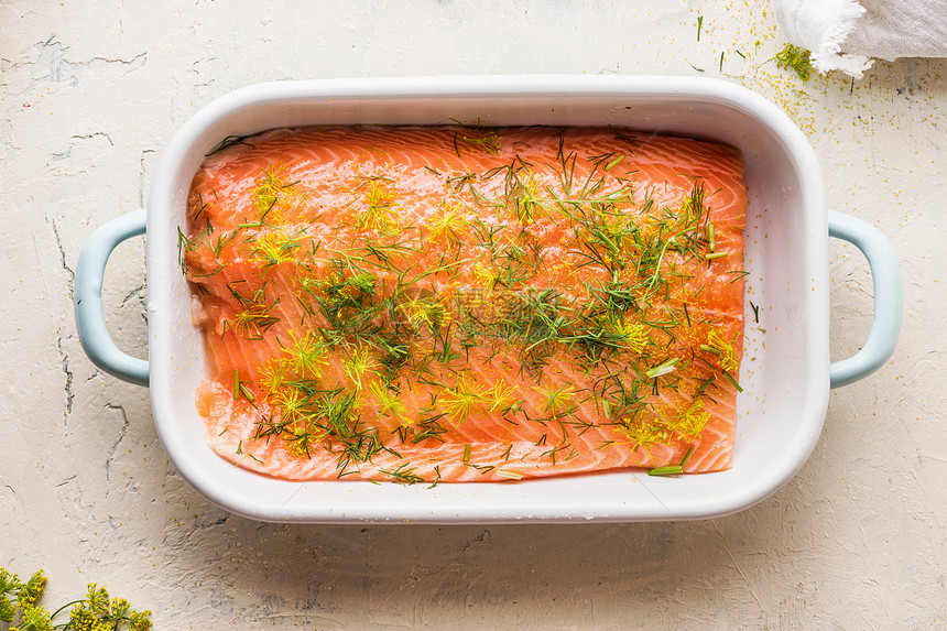 生鲑鱼片与迪尔白色砂锅轻背景,顶部视图健康的海鲜饮食食物欧米茄3图片