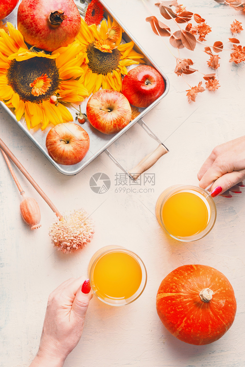 璃杯与热黄色饮料覆盖葡萄酒苹果酒白色的桌子背景与向日葵,南瓜秋叶,顶部视图秋天的季节享受平躺图片