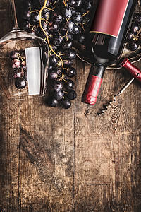 红色酒瓶璃与葡萄乡村木制背景的风景边界品酒的图片