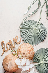 整个椰子与热带树叶,白兰花文字爱白色的桌子上,顶部的风景为您的产品健康的生活方式布局背景图片