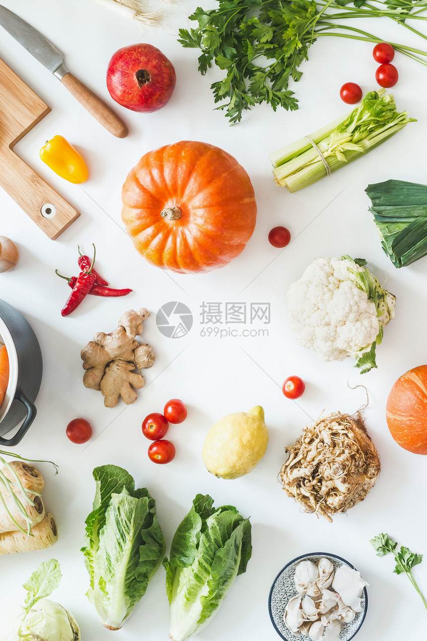 健康的机季节蔬菜白色厨房桌与草药香料的风景框架素食烹饪饮食当地食物博客布局南图片