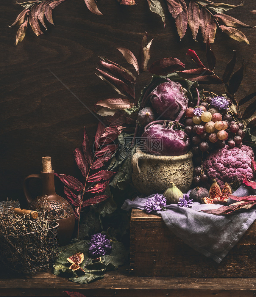 秋天的静物用紫色的水果蔬菜放深色的木桌上,落叶花园收获机农业生产舒适的家图片