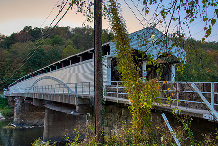 菲利普盖桥,西弗吉尼亚州最古老最长的盖桥高清图片