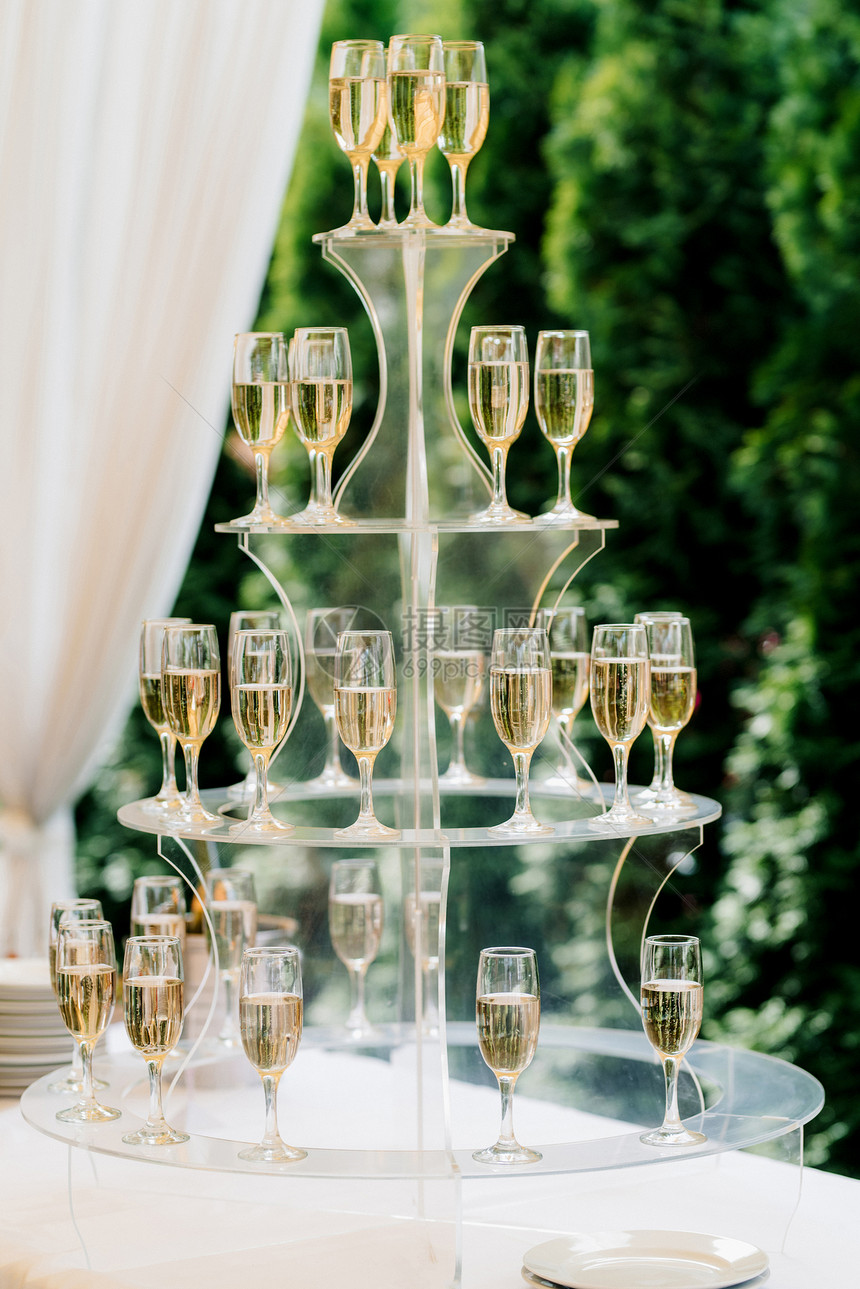来自水晶的葡萄酒香槟的结婚眼镜图片