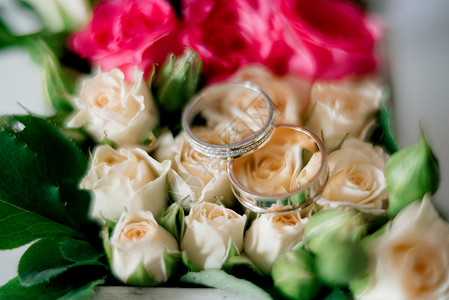婚礼装饰的结婚戒指图片