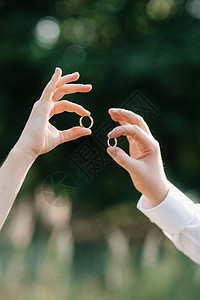 婚礼装饰的结婚戒指图片