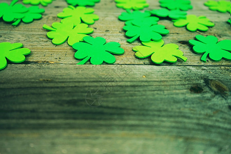 美丽的特写许多爱尔兰三叶草,盛宴丁香,连续提醒运气帕特里克节木制桌子背景图片