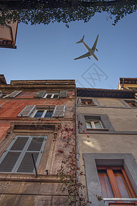 飞机飞过罗马的古街图片