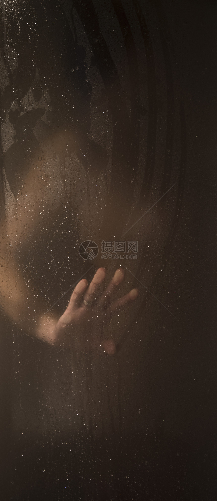 个女人淋浴时透过璃的轮廓图片