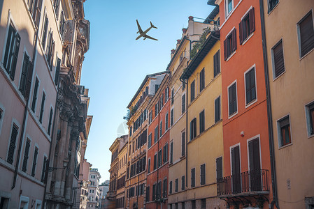 飞机飞过罗马的古街图片