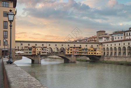 庞特维奇奥佛罗伦萨的座桥,阿诺河上高清图片