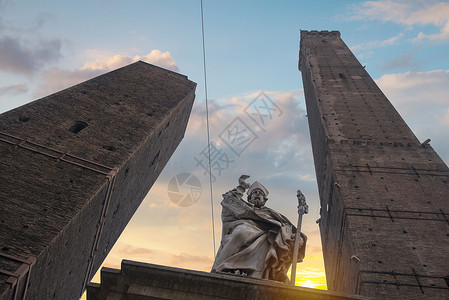 博洛尼亚市的两座塔意大利高清图片