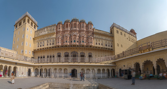 哈瓦王斋浦尔王公的宫殿建筑群中的后宫,由粉红色砂岩建造,呈克里希纳之冠背景图片