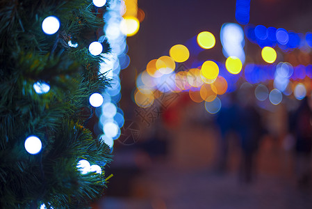城市街道上的诞灯图片