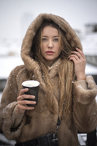 冬天户外的女孩喝咖啡图片