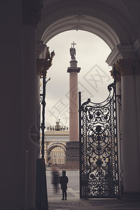 气柱拱门亚历山大柱宫殿广场中心,彼得堡背景