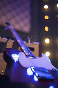 舞台上的音乐会上,吉他光线下演奏图片