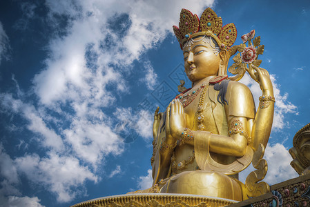唐卡艺术金雷兹格雕像矗立加德满都尼泊尔背景