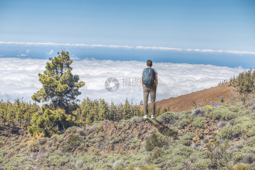 个人站火山的背景上特纳里夫图片