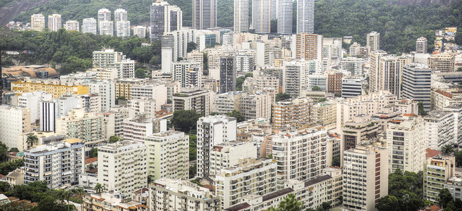 里约热内卢,巴西穿过海湾的城市景色高清图片