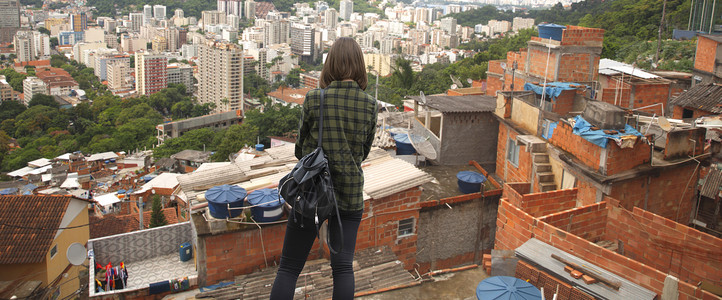 贫民位妇女走过里约市的最爱背景