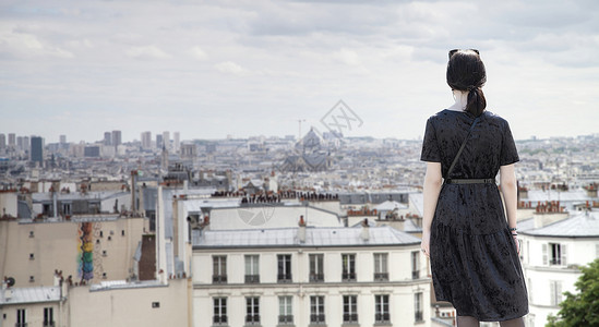 个女人走过巴黎的街道图片