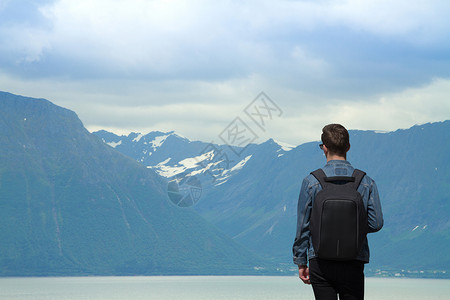 挪威北部峡湾的风景图片