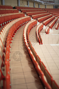 体育法庭体育场的空彩色椅子图片
