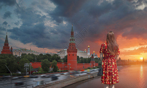 莫斯科克里姆林宫背景的女孩俄罗斯图片