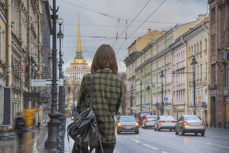个女人彼得堡走来走俄罗斯图片