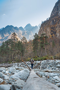 山里的女孩秋天的风景图片