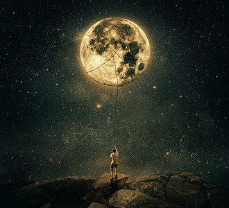 想象中的景色,个轻人,着根绳子,试图抓住拉满月夜空成就硬决心的图片
