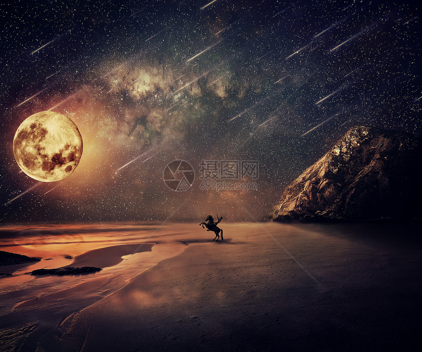 轻人骑着匹野马海边,个繁星密布的夜晚,满月的星星新的土地发现,冒险友谊的图片