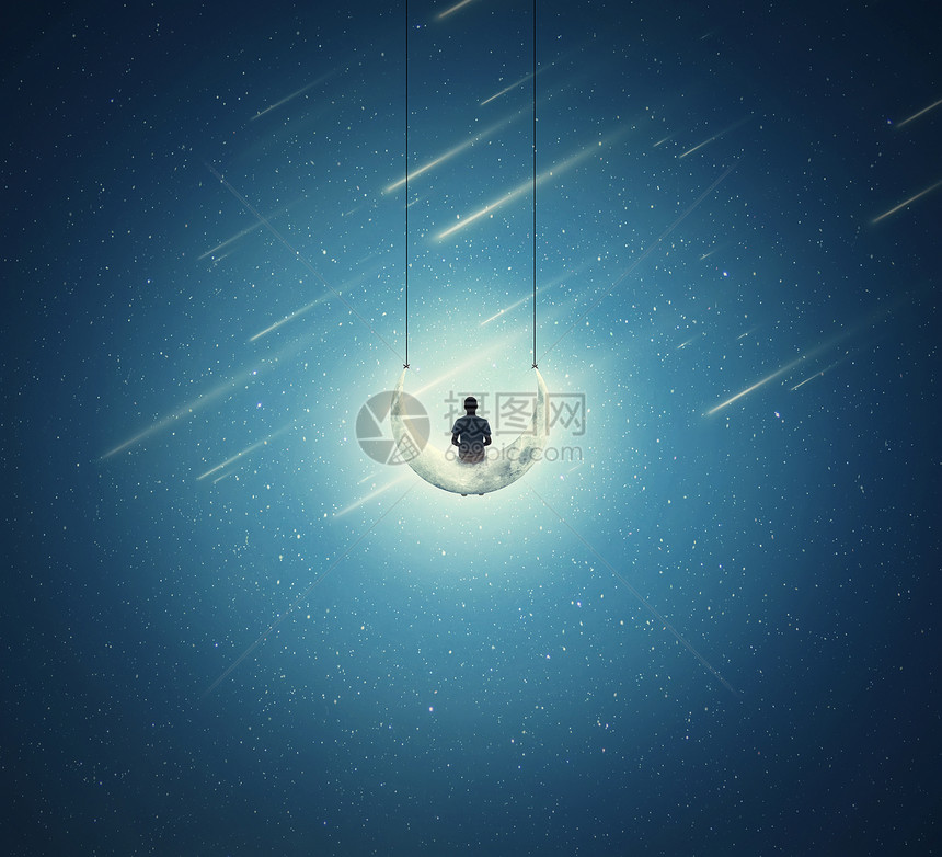超现实的背景,个孤独的男孩坐新月上,个秋千,星空上图片