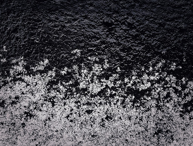 黑色背景上雪花的抽象特写纹理图片