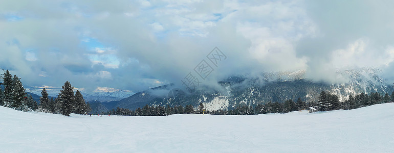 美丽的全景冬季皮林山以上的云与雪杉树山峰斯科,保加利亚图片