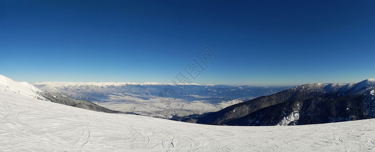 保加利亚人山景冬季天空斜坡度假村顶部的托多尔卡峰斯科,保加利亚背景