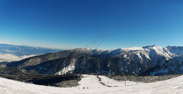 斯科度假村全景与滑雪坡森林雪树,保加利亚图片