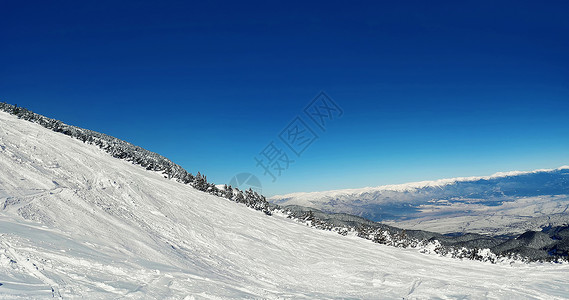 保加利亚托多尔卡山,斯科滑雪胜地的大规模下坡滑雪高清图片